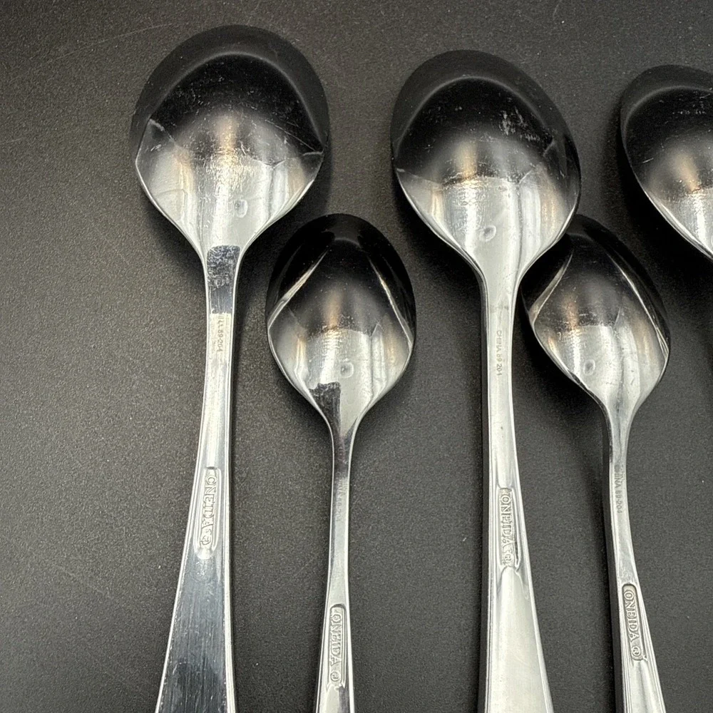7 Piece Lot Oneida Icarus Glossy Stainless 4 Place Spoons 3 Teaspoons